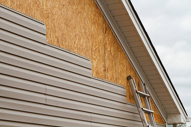 Professional Siding Installation technician working in Fanwood, NJ